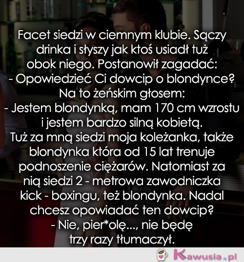 Facet siedzi w ciemnym klubie...