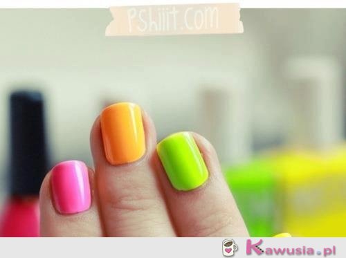 Piękne jasne kolorki paznokcie