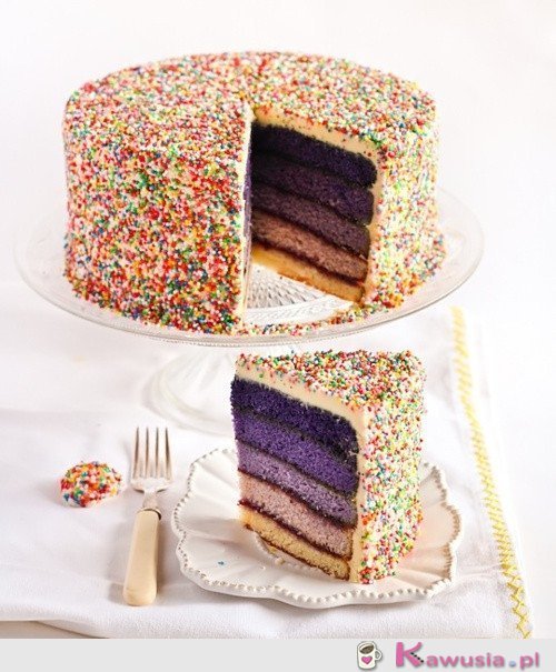 Świetny tort różnokolorowe warstwy