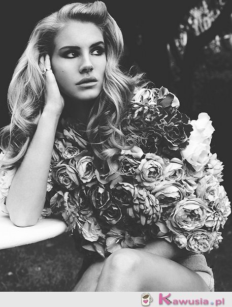 Lana Del Rey w kwiatach