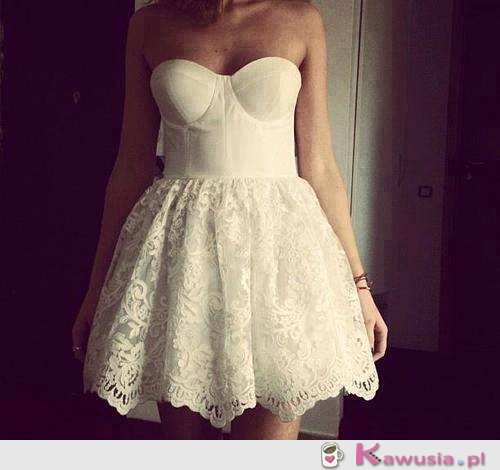 Niesamowita biała sukienka