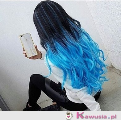 Czarno niebieskie włosy