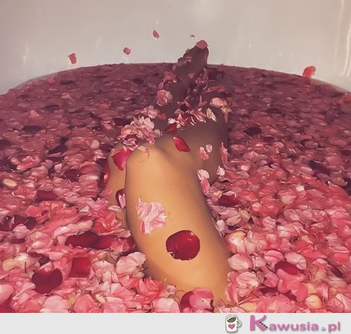 Kąpiel w płatkach róż