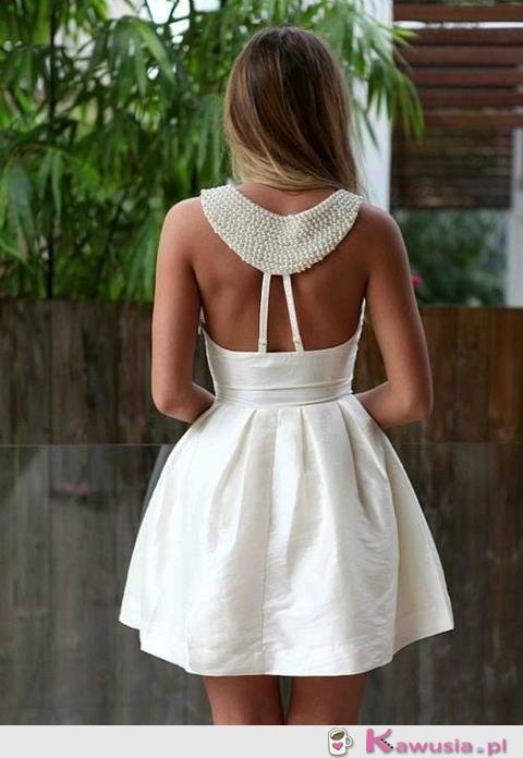 Fajna biała sukieneczka