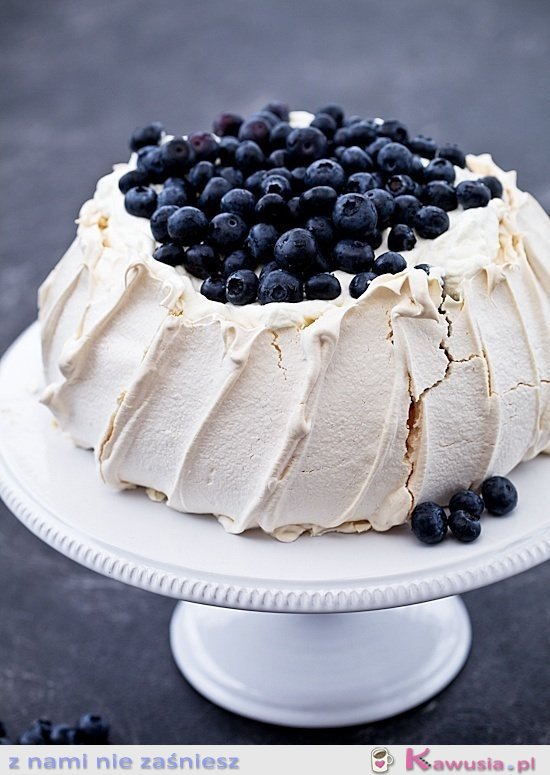 Torcik bezowy z jagodami