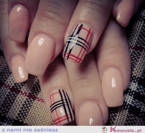 Paznokcie inspirowane Burberry
