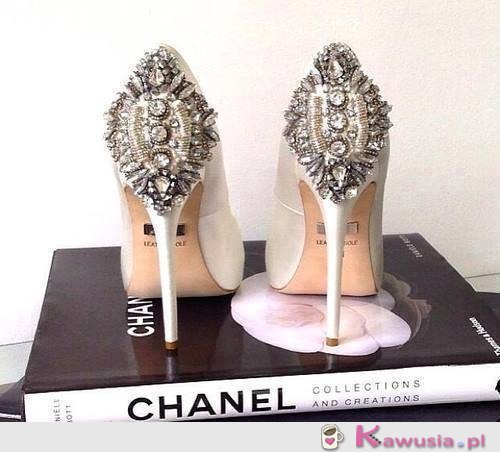 Szpilki zdobione kryształkami