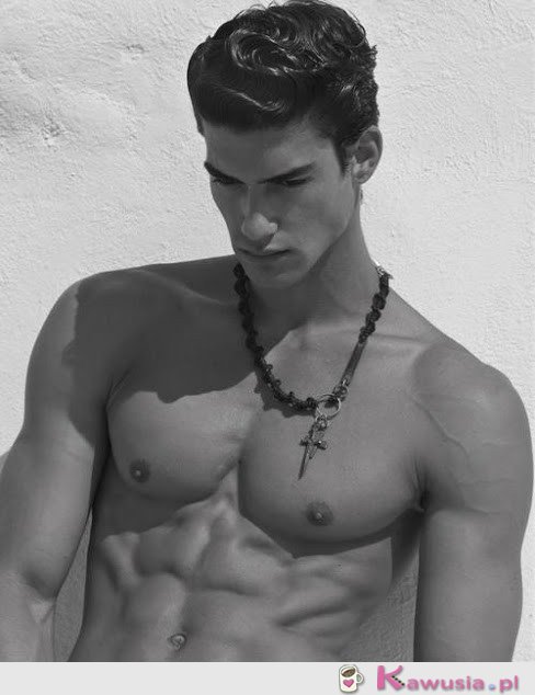 Nieziemsko przystojny