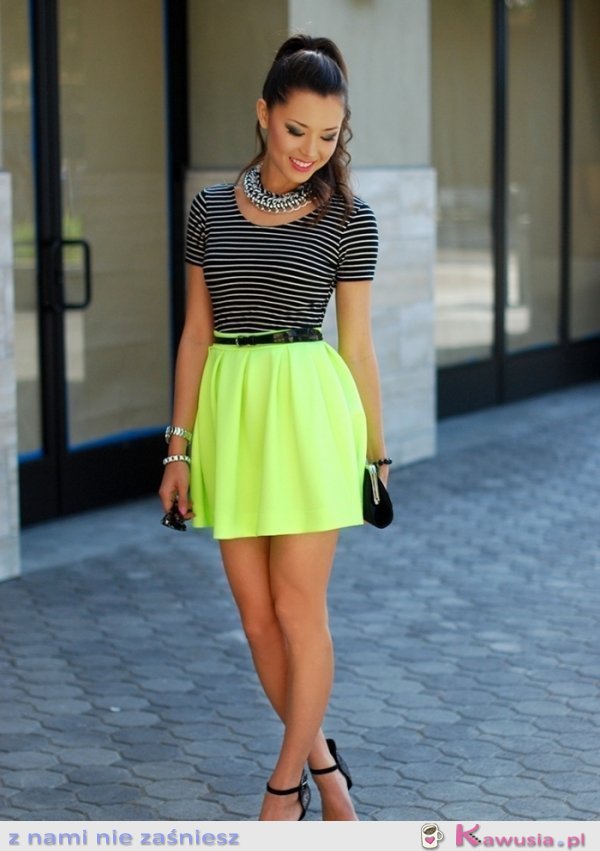 Stylizacja z neonową mini sp&oacute;dniczką