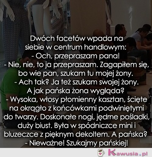 Dwóch facetów wpada na siebie w centrum handlowym