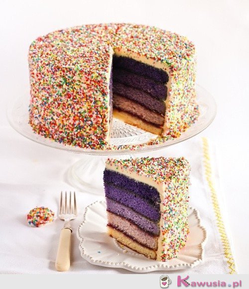 Świetny tort r&oacute;żnokolorowe warstwy