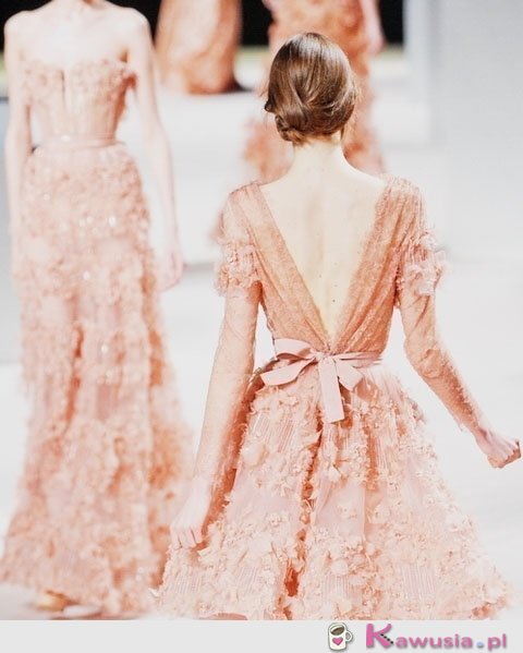 Piękna łososiowa sukienka