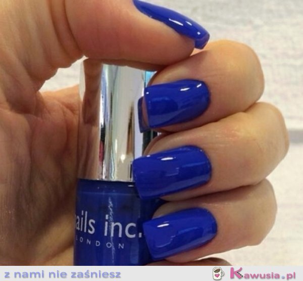 Cudne niebieskie paznokcie