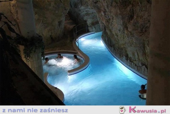 Basen termalny wewnątrz jaskini