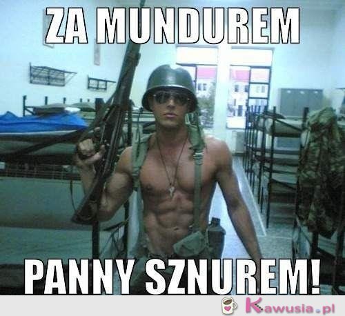 Za mundurem...