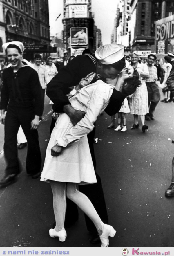 Marynarz całujący swoją kobietę