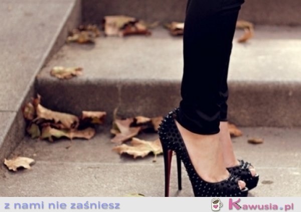 Czarne peep toe z nitami