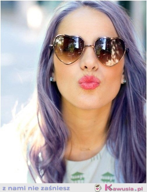 Fioletowe włosy i świetne okulary