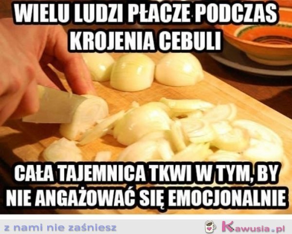 Wiele ludzi płacze podczas krojenia cebuli...