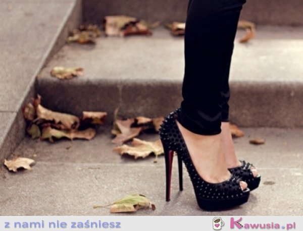 Czarne peep toe z nitami