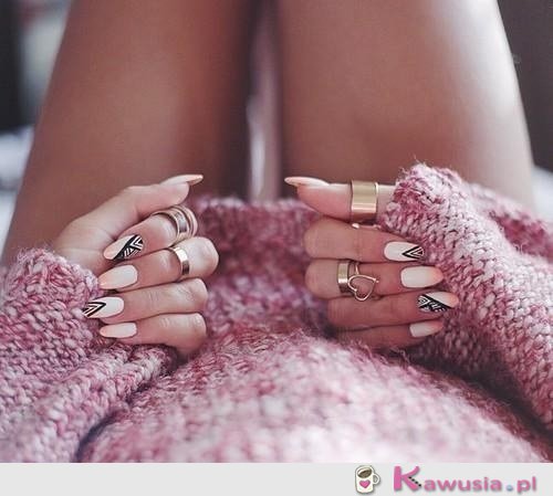 Jasnor&oacute;żowe z czarnym akcentem