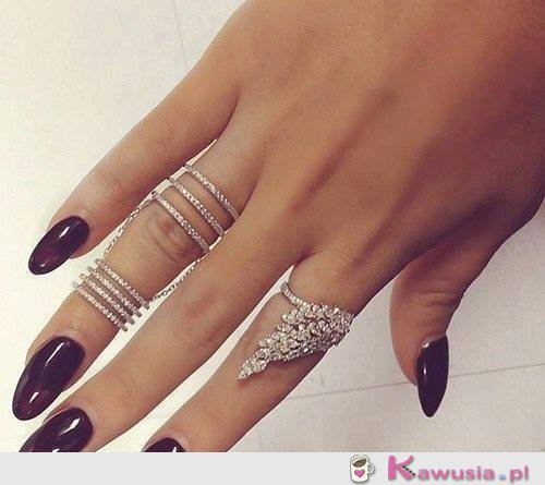 Cudne paznokcie i pierścionki