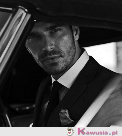 Mężczyzna w garniturze