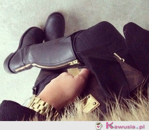 Black total look