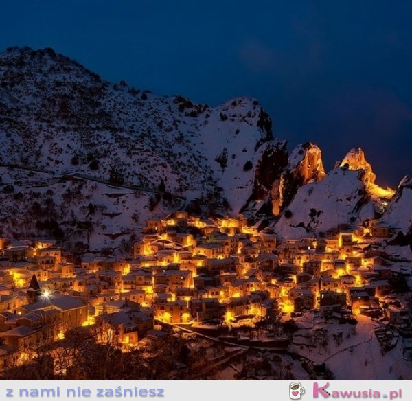 Castelmezzano, Włochy. cudowny widok zimą