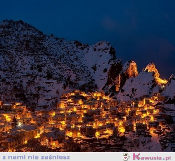 Castelmezzano, Włochy. cudowny widok zimą