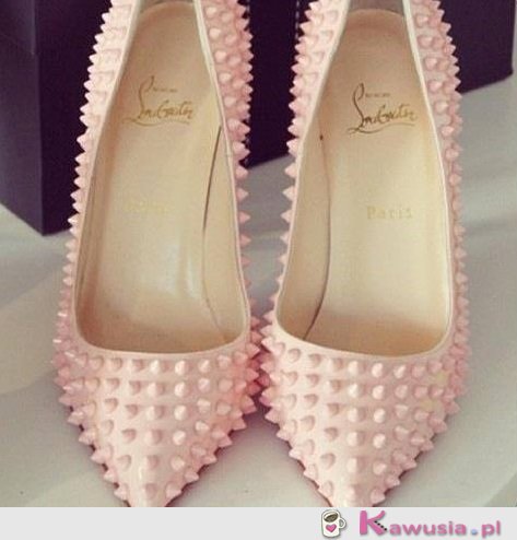 Pudrowe Louboutiny z nitami