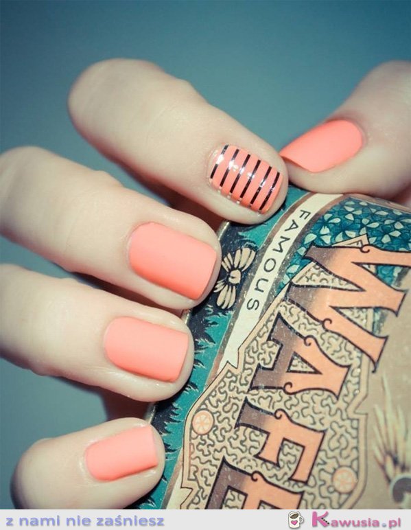 Piękny matowy pudrowy kolor paznokci