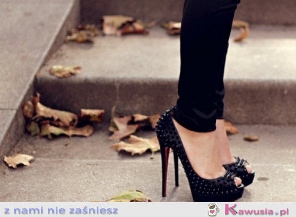 Czarne peep toe z nitami