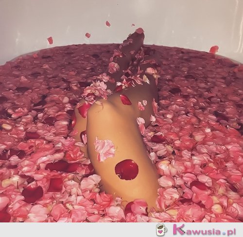 Kąpiel w płatkach róż