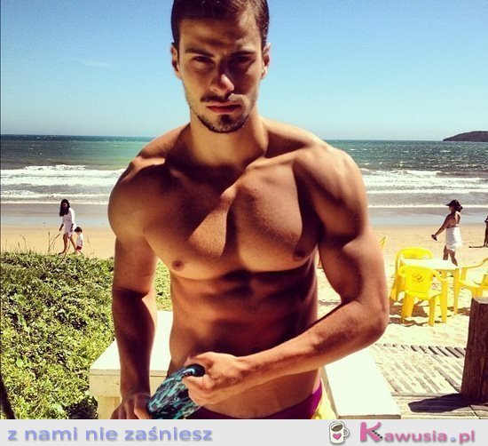 Co za przystojny facet!