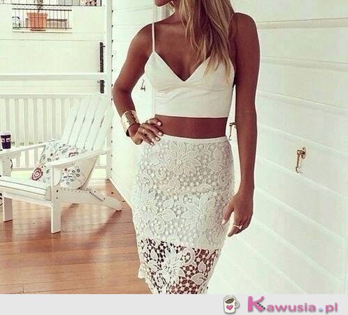 Biała stylizacja z eleganckim crop topem