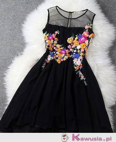 Śliczna czarna wyszywana sukienka